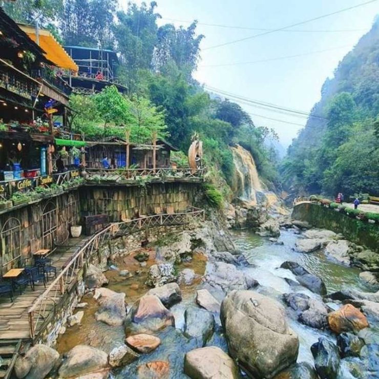 Cat Cat Village: A traditional H’Mong village known for its vibrant culture.